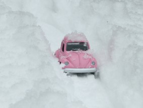 基辅遭遇断电缺水危机，严寒大雪考验城市生存挑战